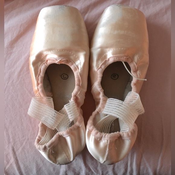 Freed Pointe Shoes. - Picture 2 of 3